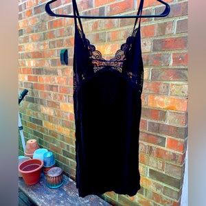 Avidhove Black Lace Nightgown. Slits up the side NWT size small